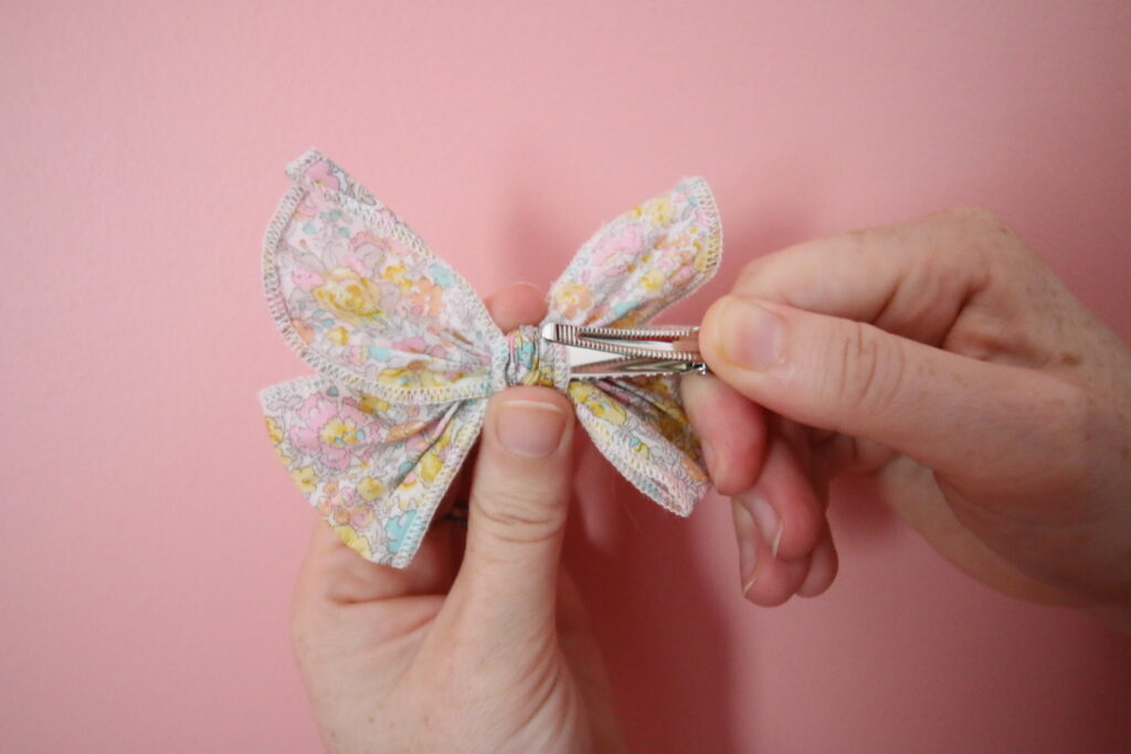 how to add an alligator clip to a hair bow