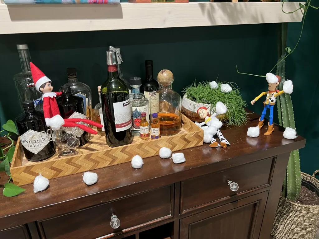 elf on the shelf snowball fight