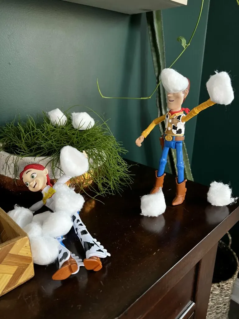 elf on the shelf snowball fight