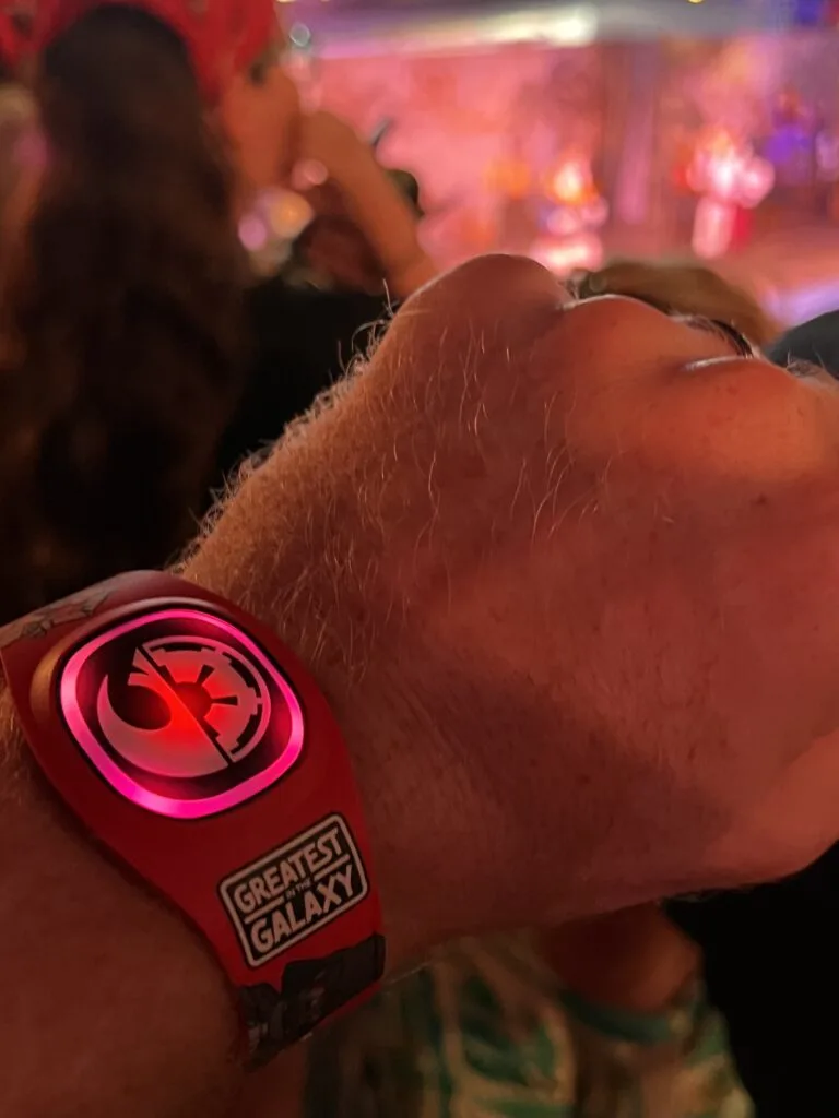 magic band lighting up on a disney cruise