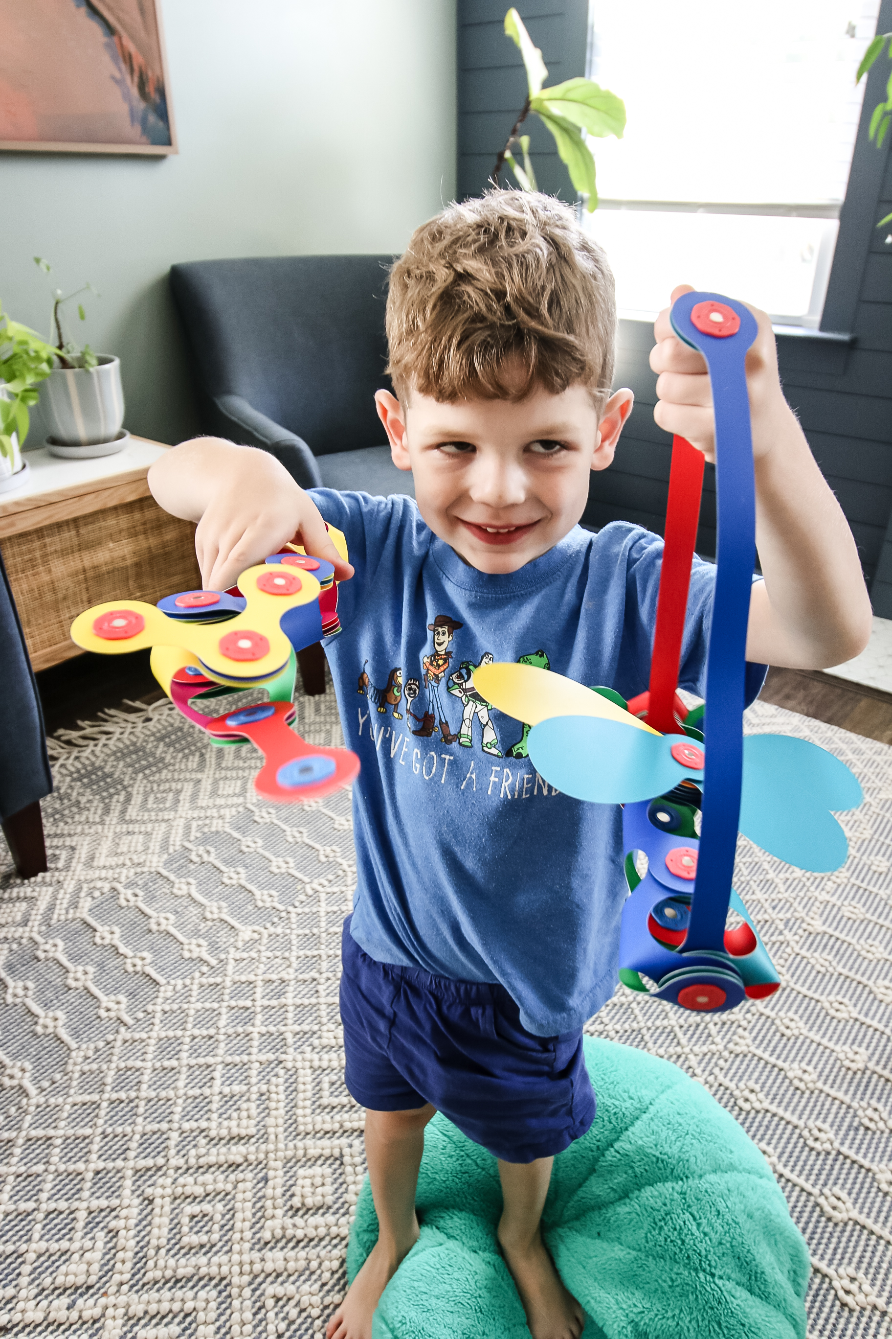 child building with clixo magnetic toy