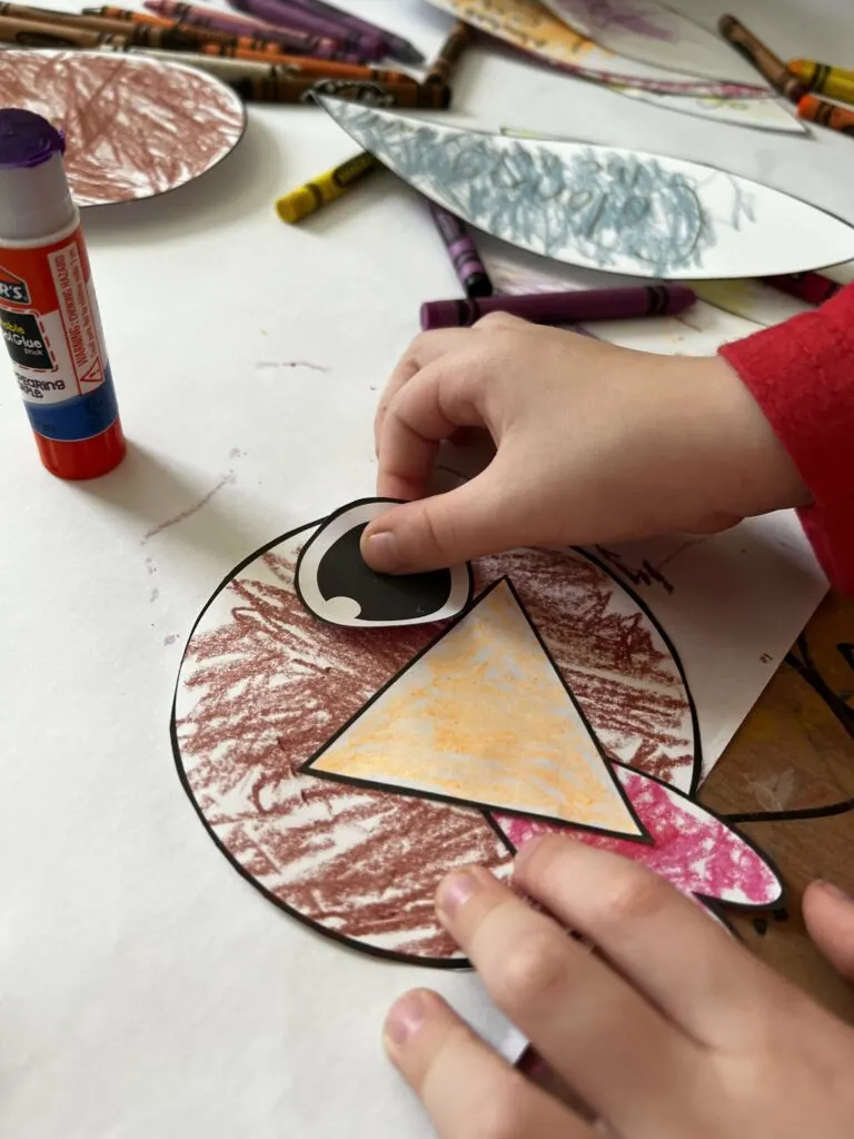 coloring a paper turkey hat craft