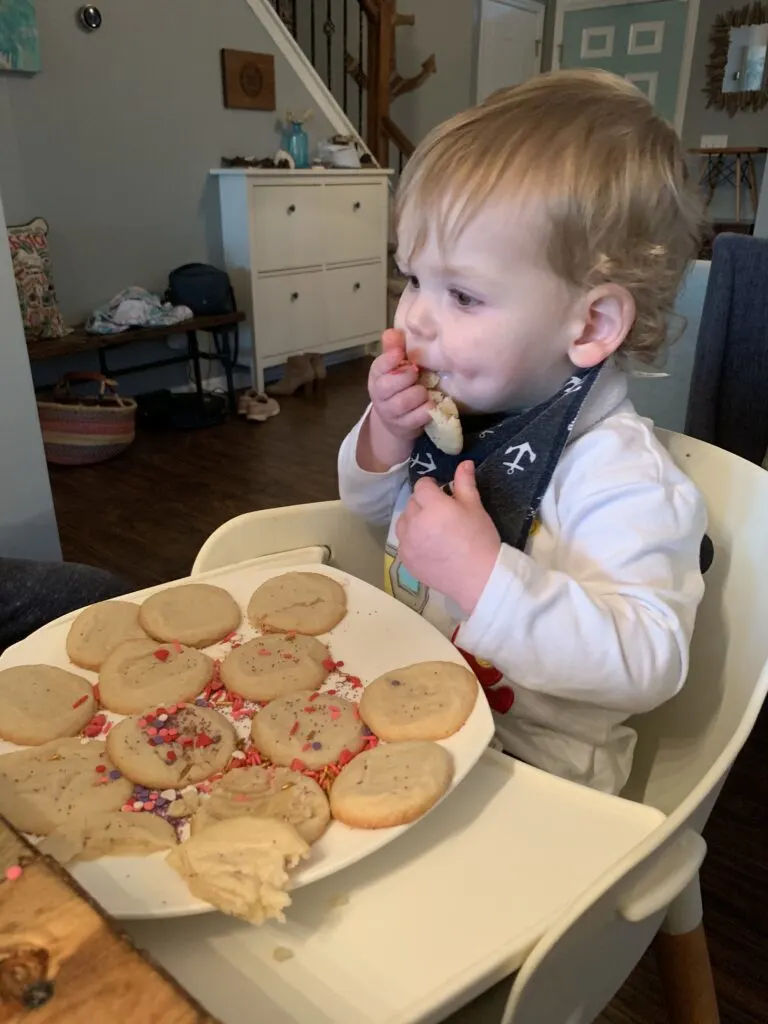 kids decorating cookies