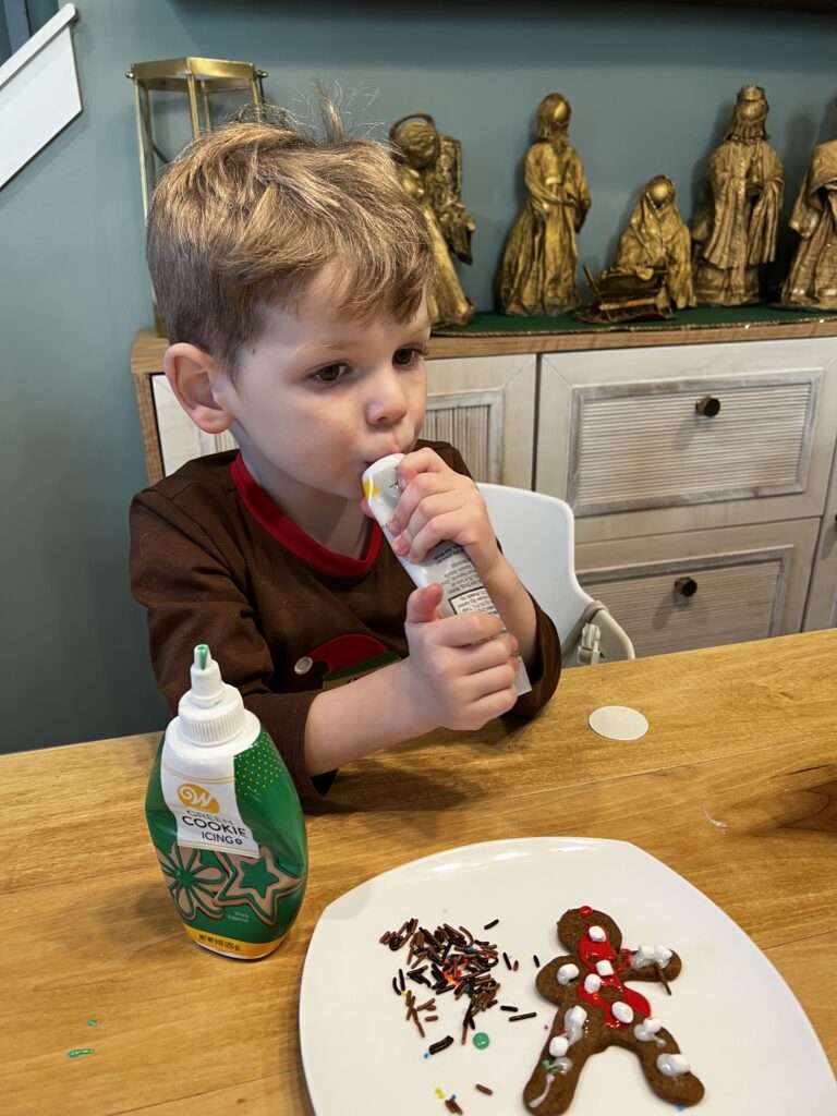 kids decorating cookies