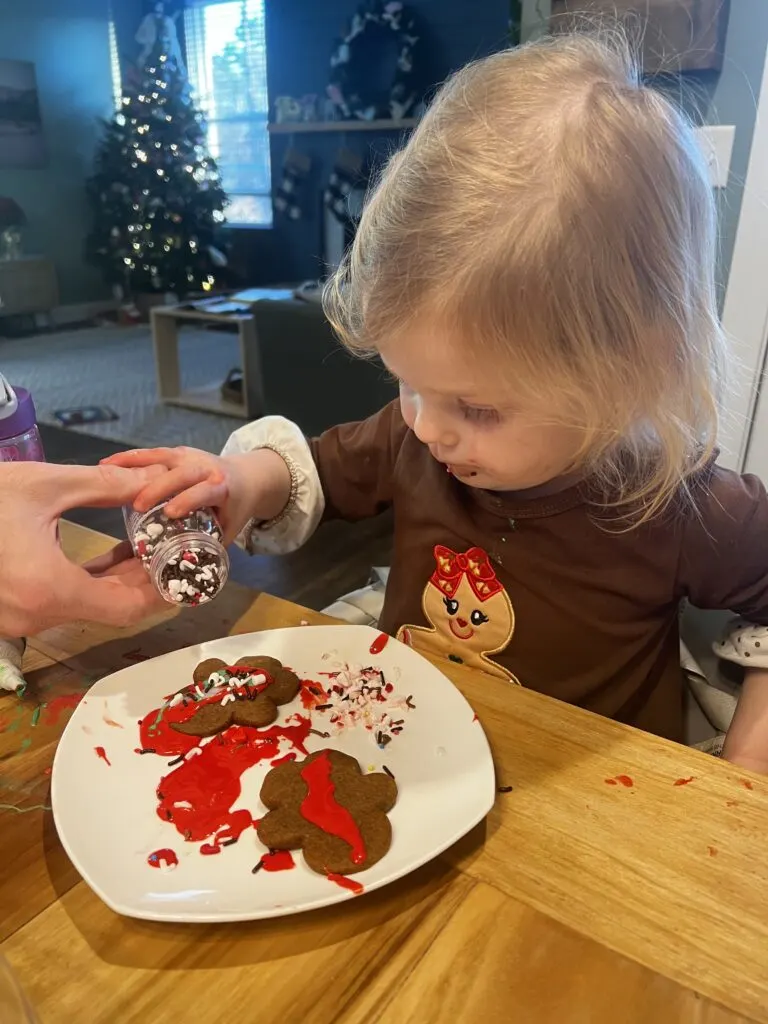 kids decorating cookies