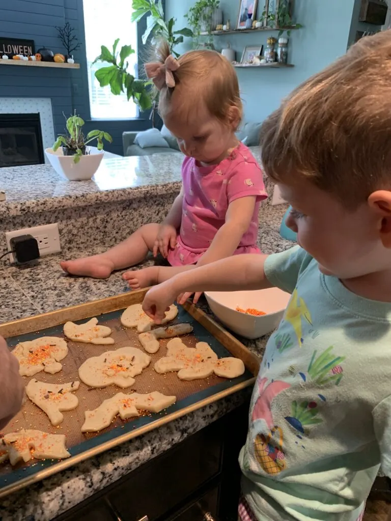 kids decorating cookies