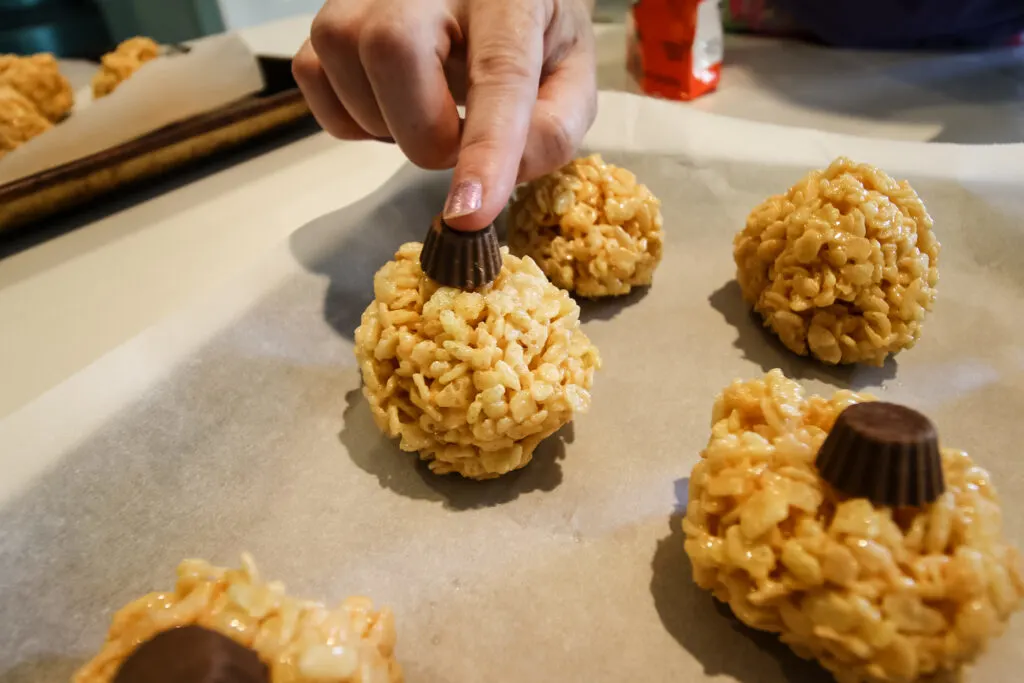 making rice crispy treat pumpkins