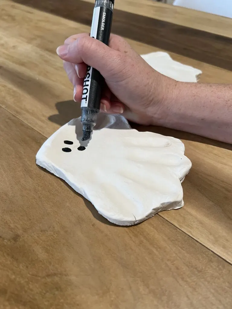 drawing a face on a handprint ghost