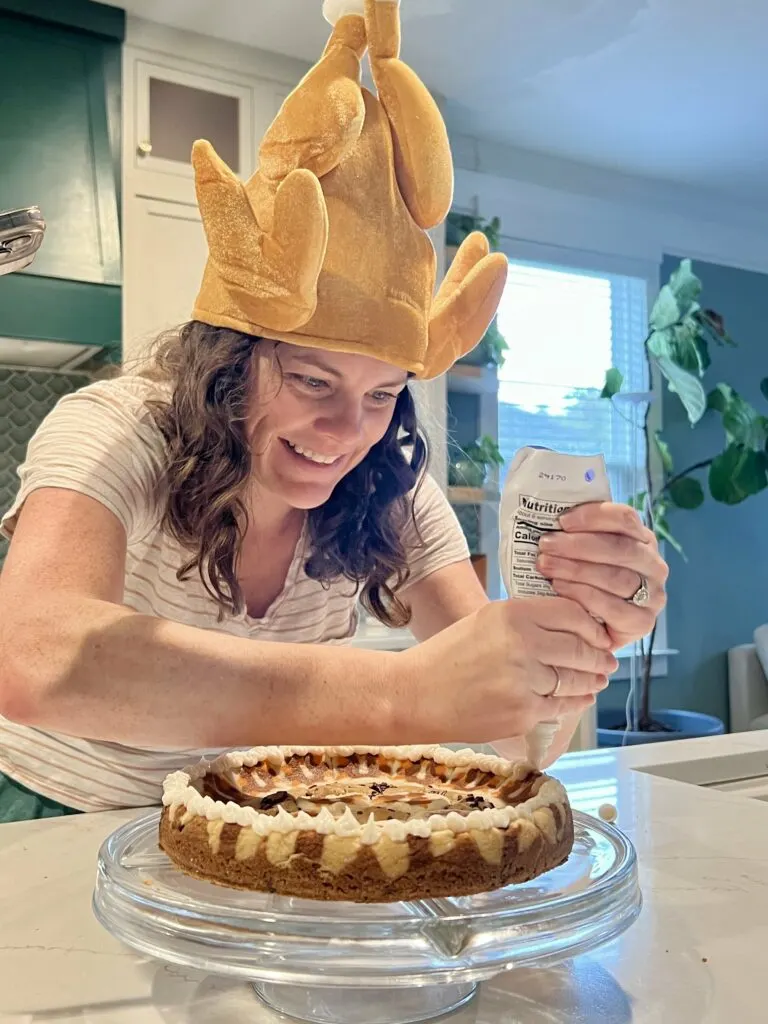 icing a thanksgiving cookie cake