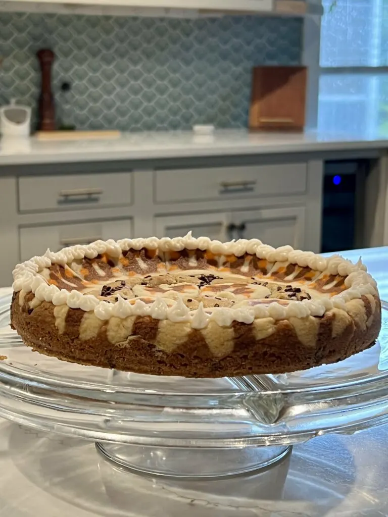 icing a thanksgiving cookie cake