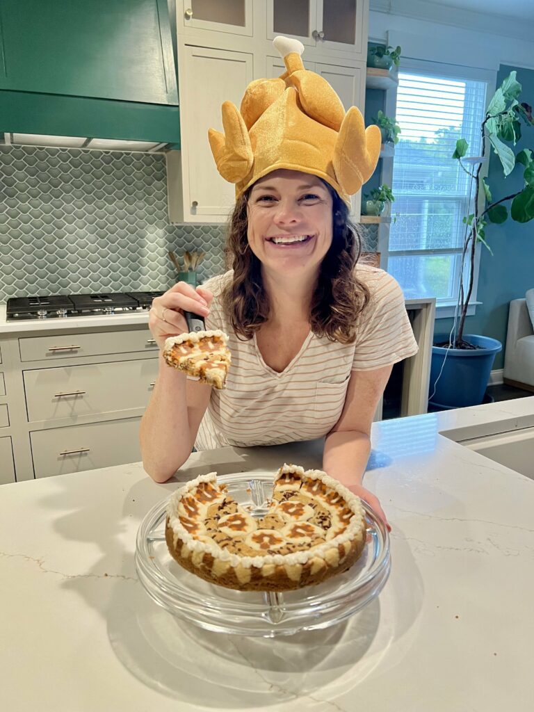 icing a thanksgiving cookie cake