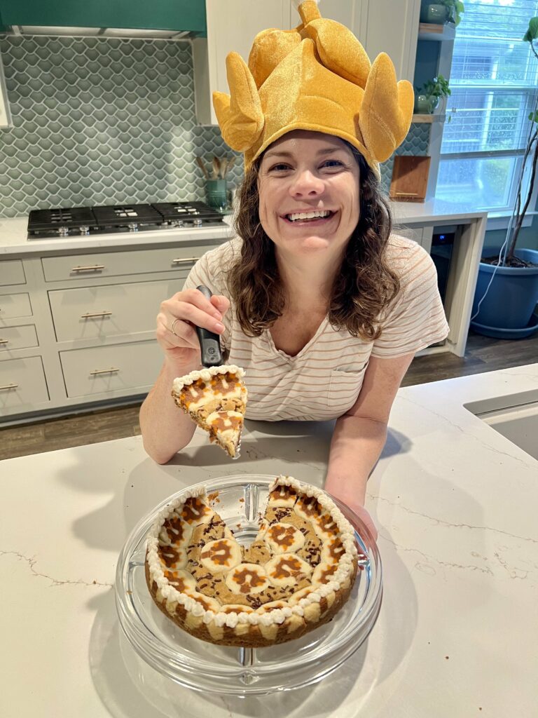 icing a thanksgiving cookie cake