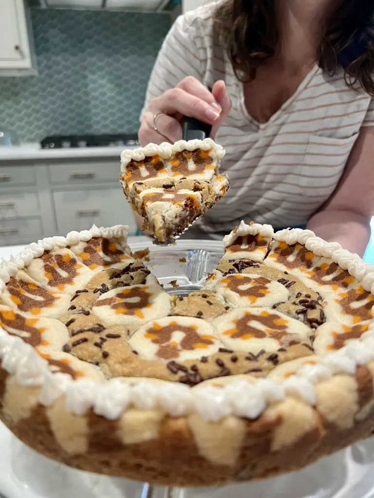 icing a thanksgiving cookie cake