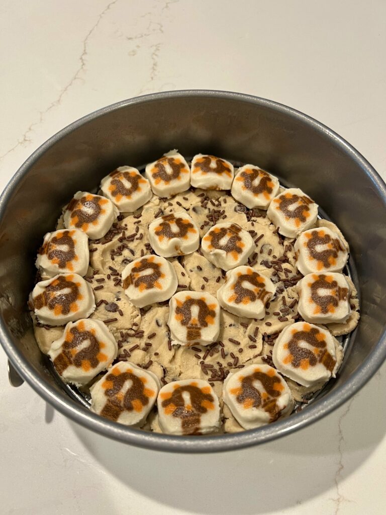 making a thanksgiving cookie cake