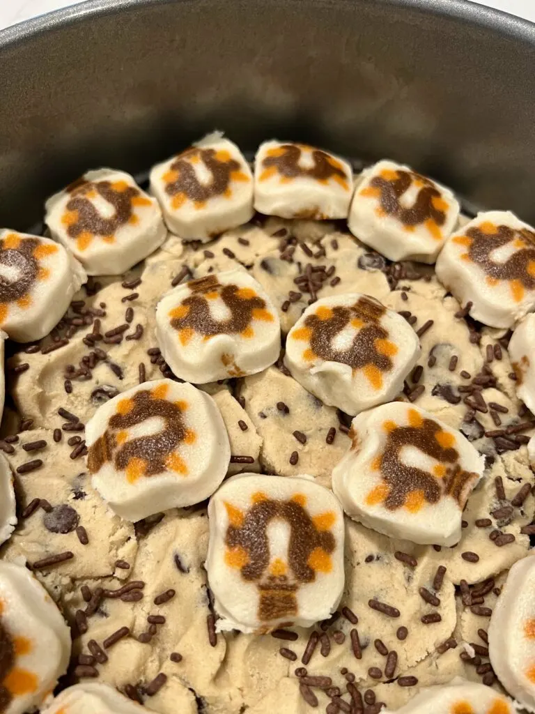 making a thanksgiving cookie cake