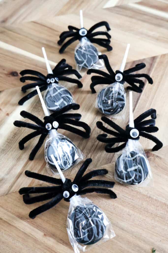 making a pipe cleaner lollipop