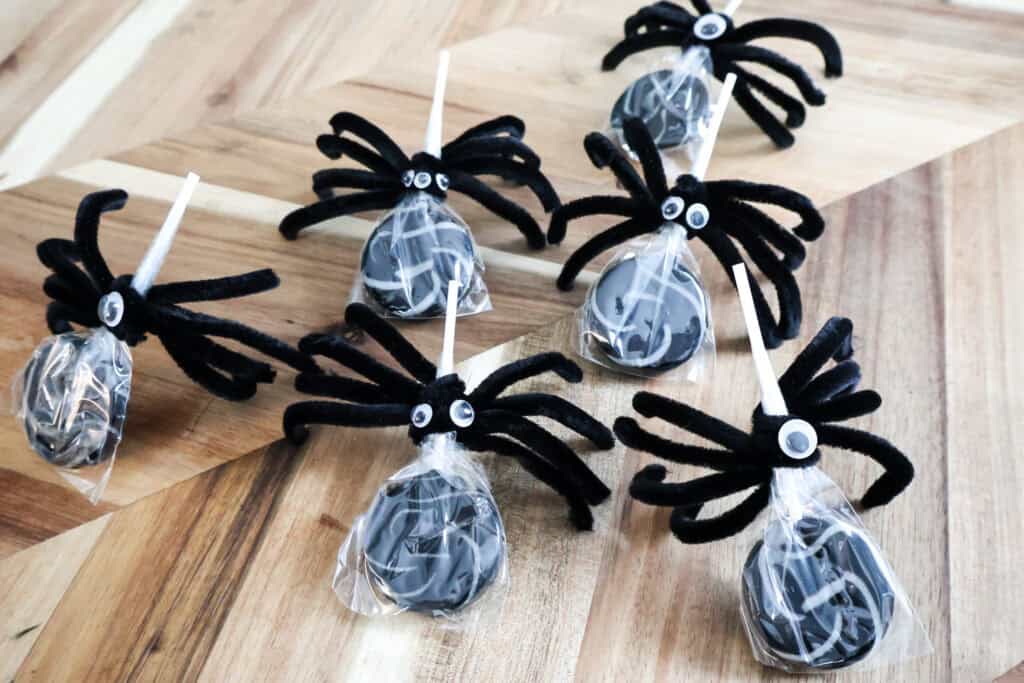 making a pipe cleaner lollipop