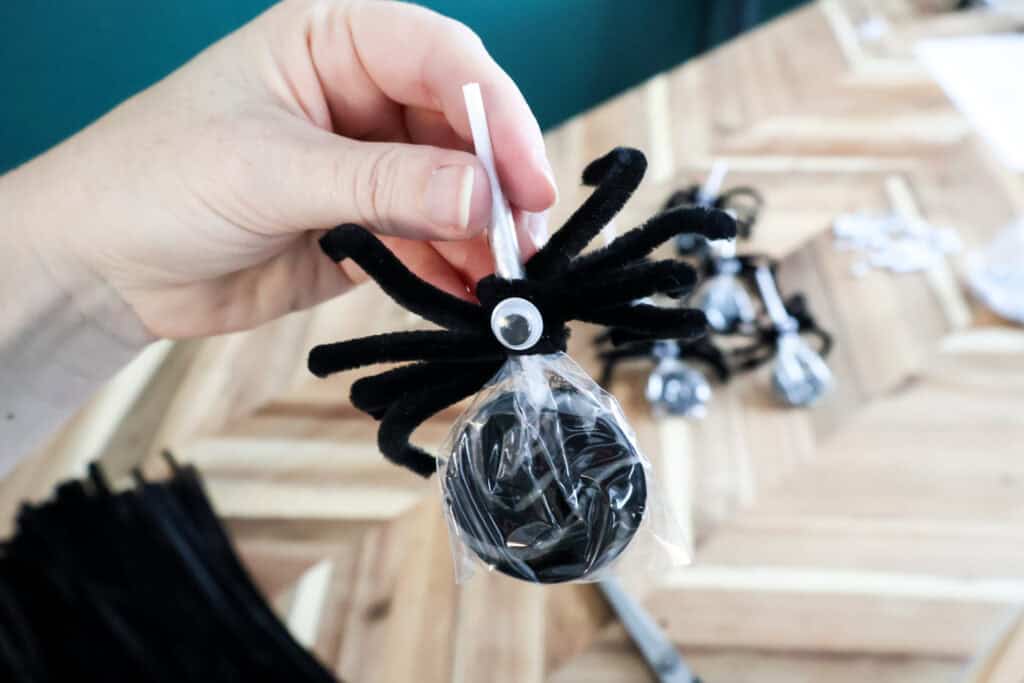 making a pipe cleaner lollipop