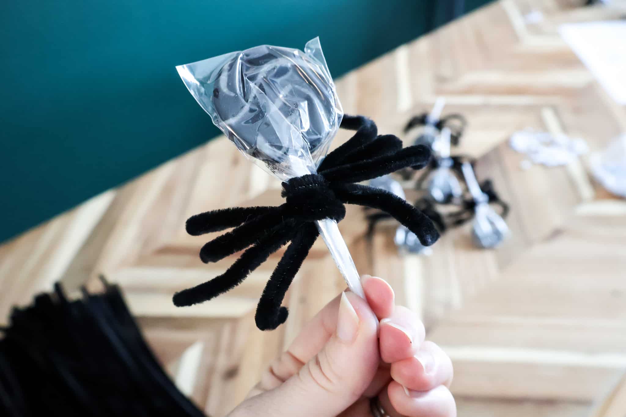 making a pipe cleaner lollipop