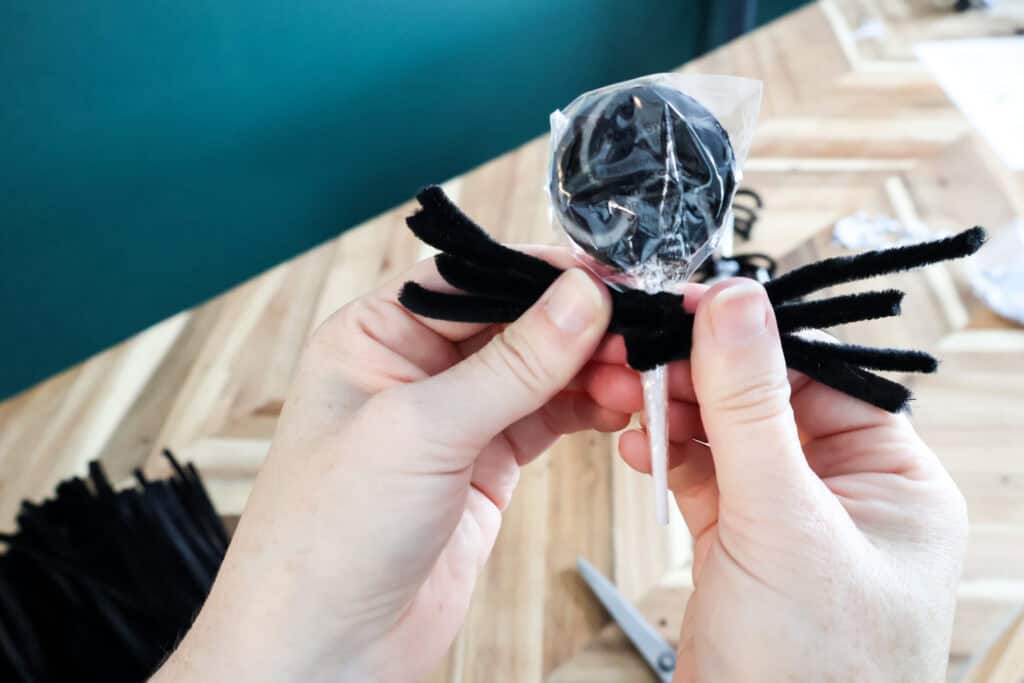 making a pipe cleaner lollipop