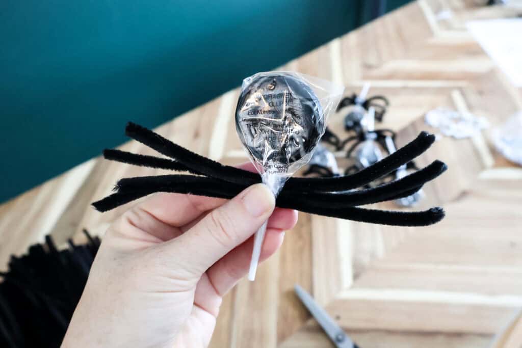 making a pipe cleaner lollipop