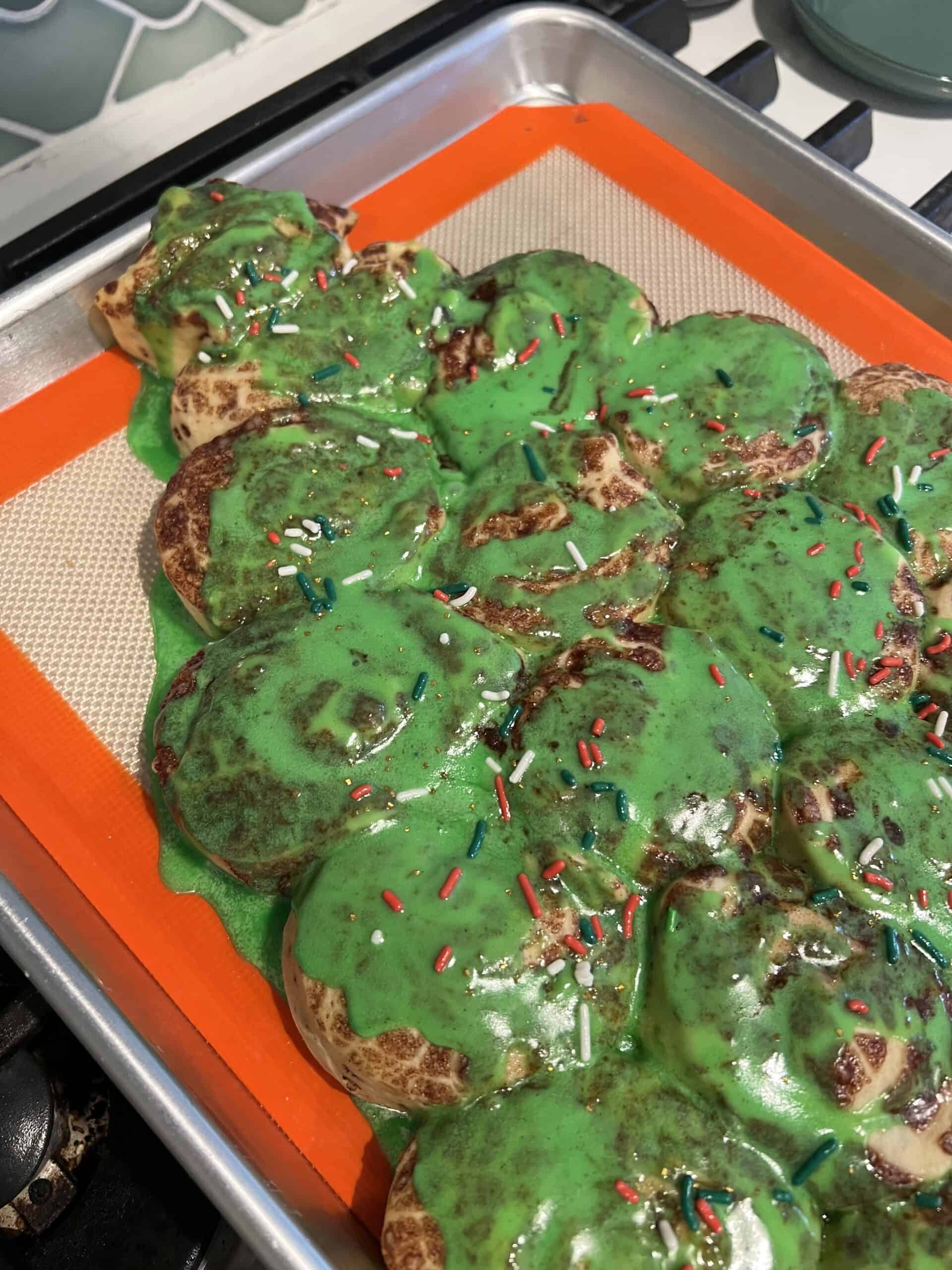 cinnamon roll christmas tree