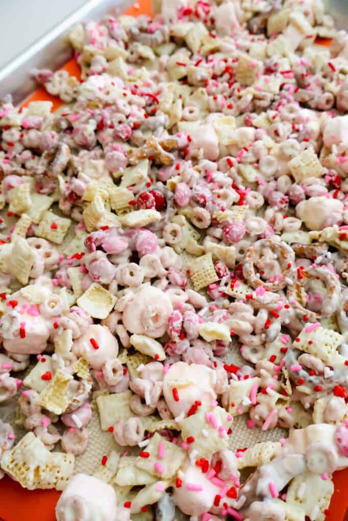 how to make valentines day trail mix