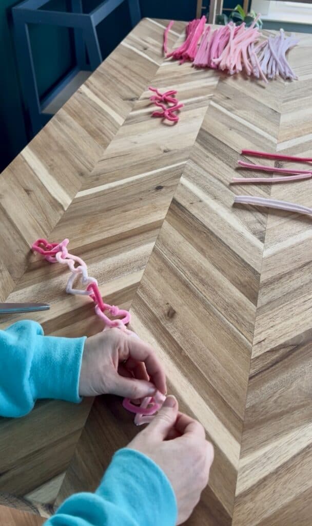 making a pipe cleaner garland