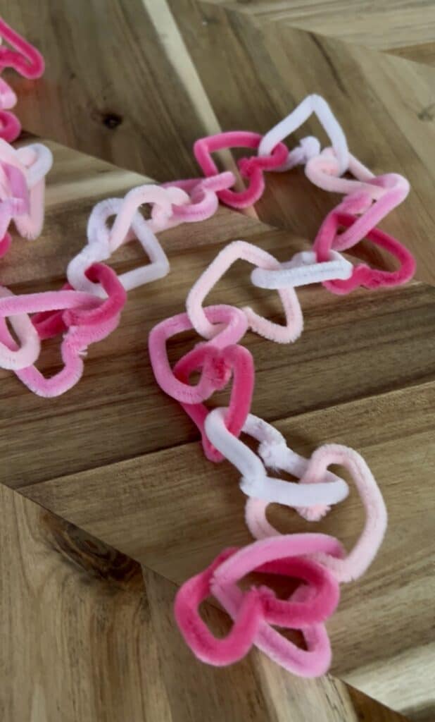 making a pipe cleaner garland
