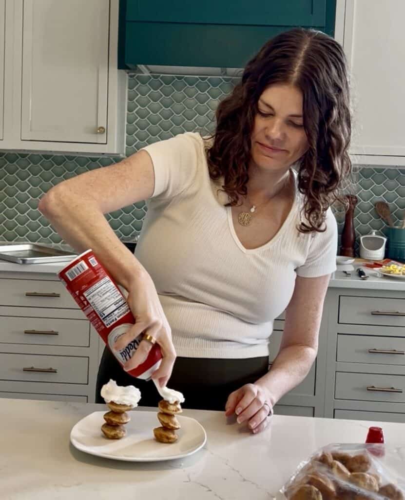 add whipped cream to pancakes