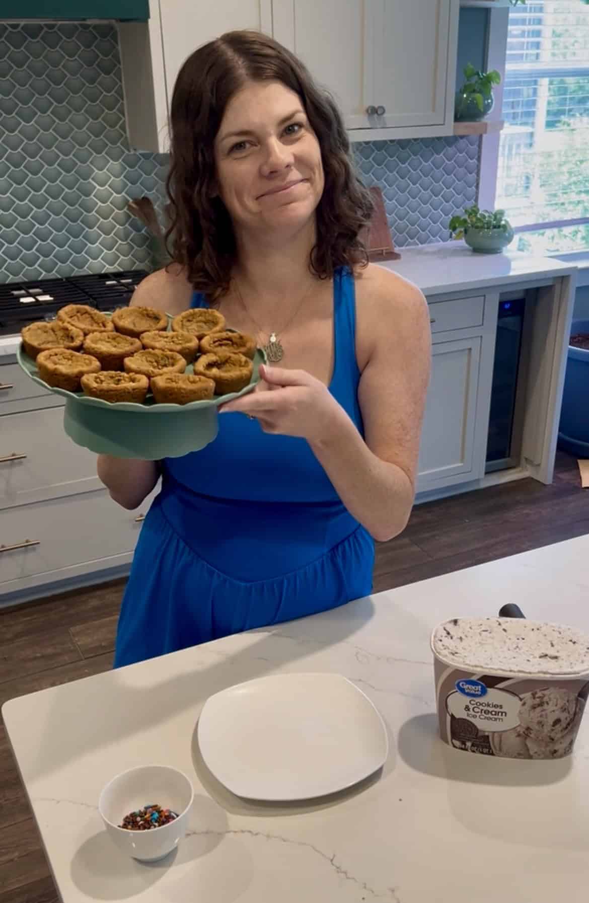 adding ice cream to a cookie